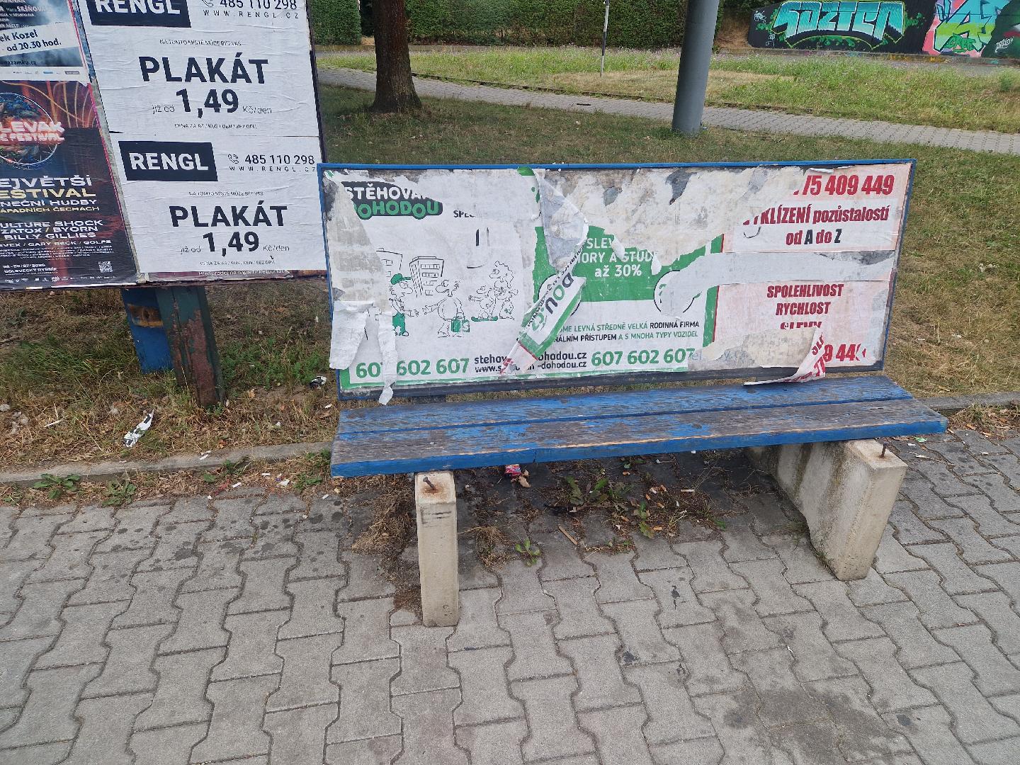 Poškozená lavička