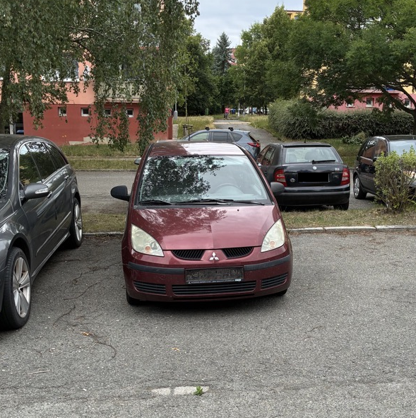 Odstavené vozidlo Mitsubishi