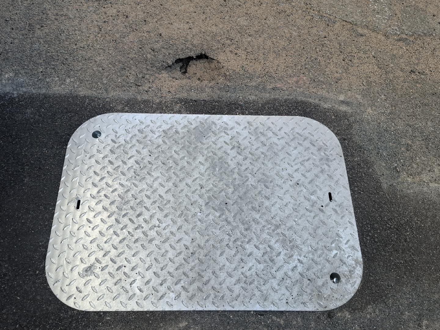 Propadlý beton kolem poklopu