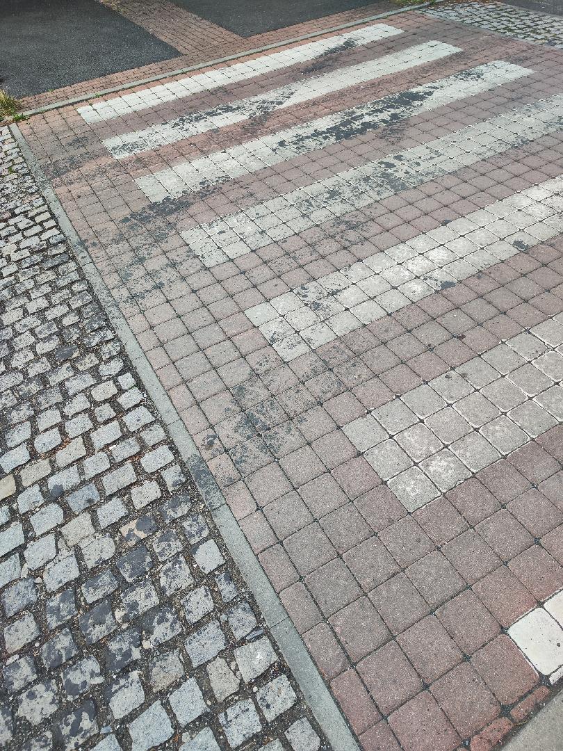 poškozené dopravní značení 