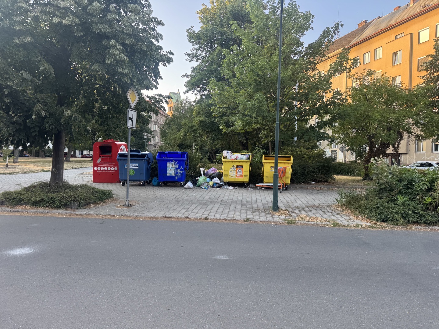 bordel u popelnic a okolí 