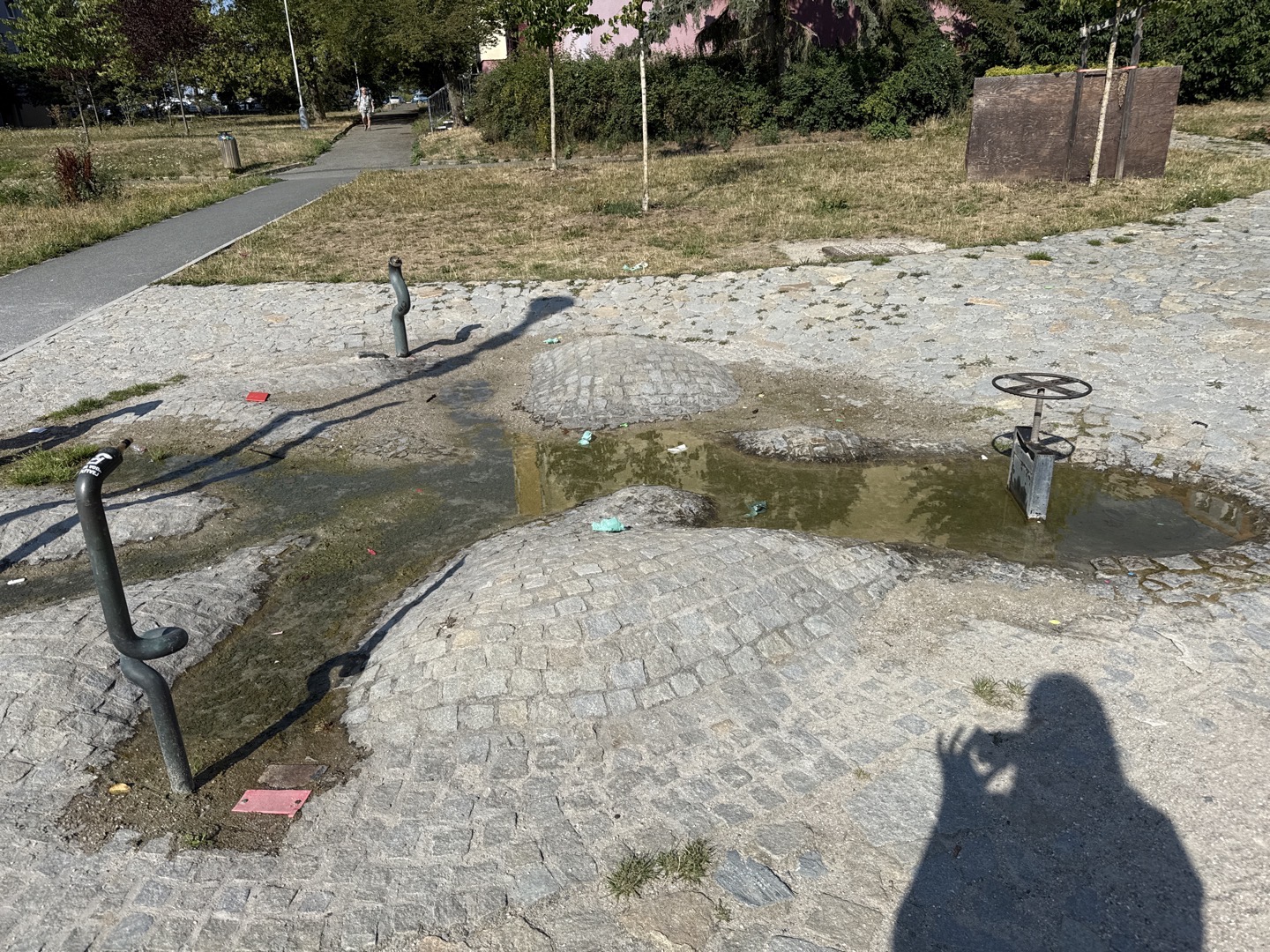 Odpadky u vodního prvku