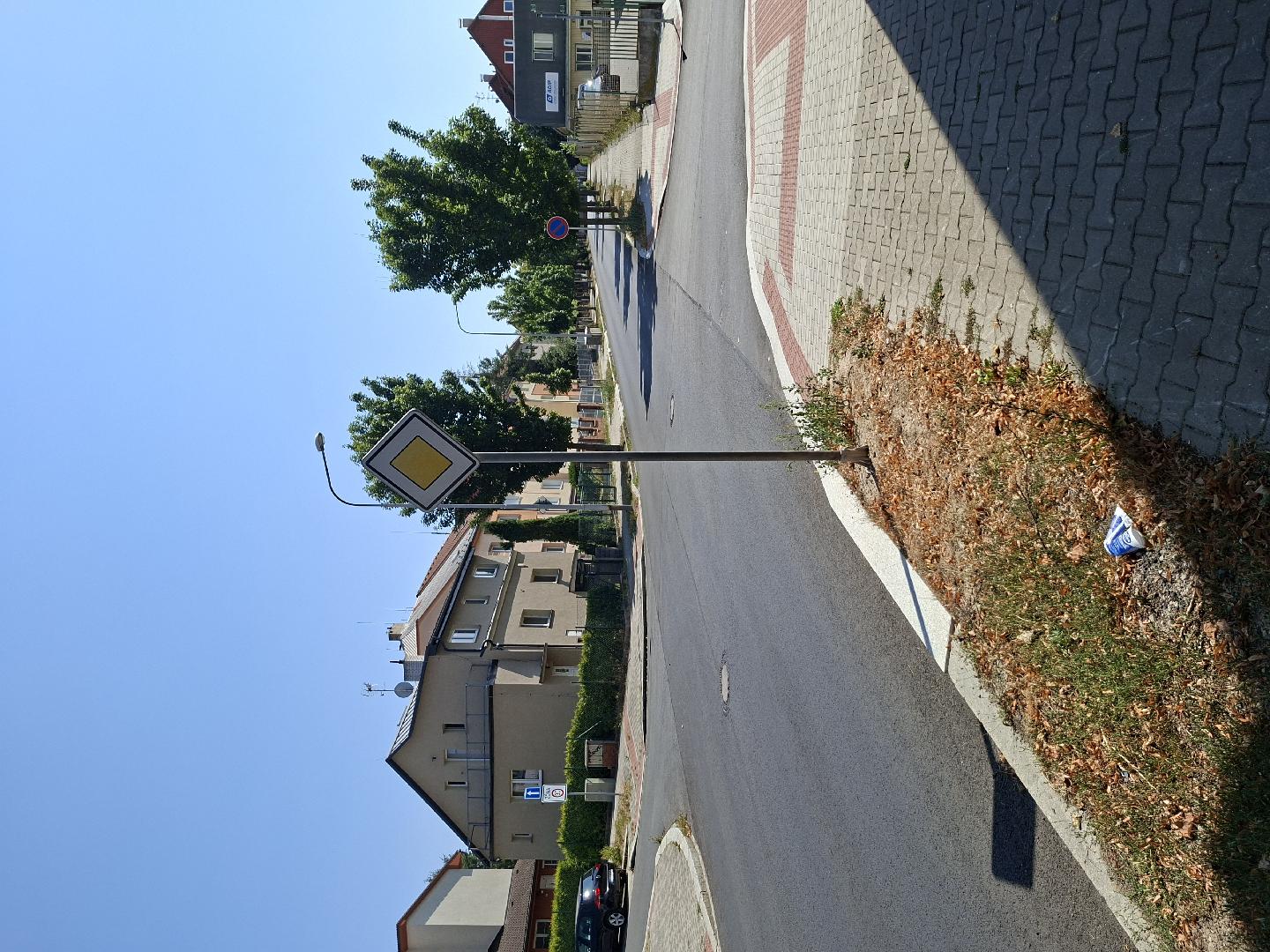 chybějící značení objížďky