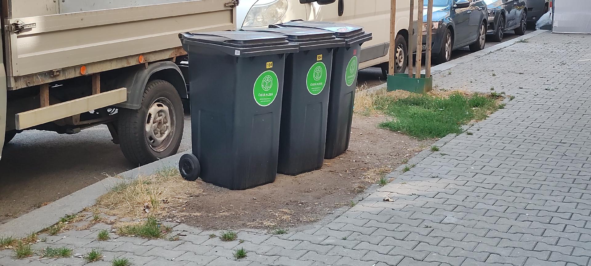 Popelnice na ulici