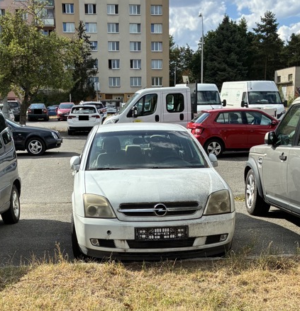 Odstavené vozidlo bez RZ Opel