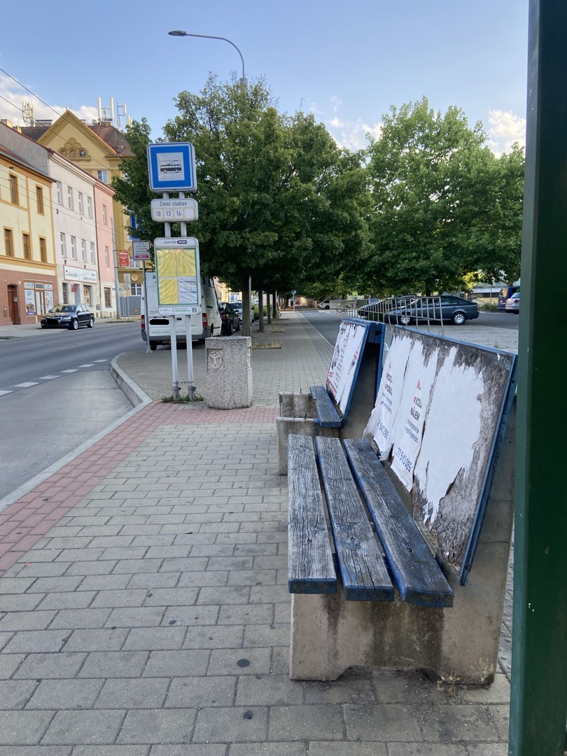 Rozbité lavičky