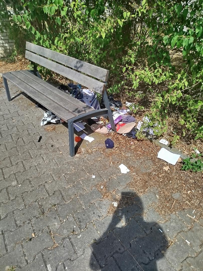 Odpadky pod lavičkou
