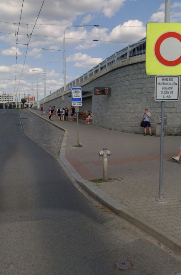 vykloněný hydrant 