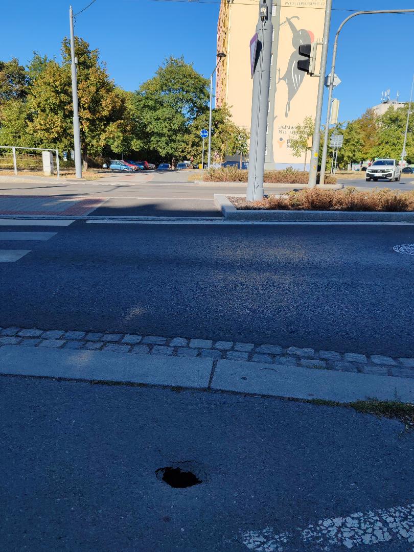 díra v chodníku/cyklostezce 