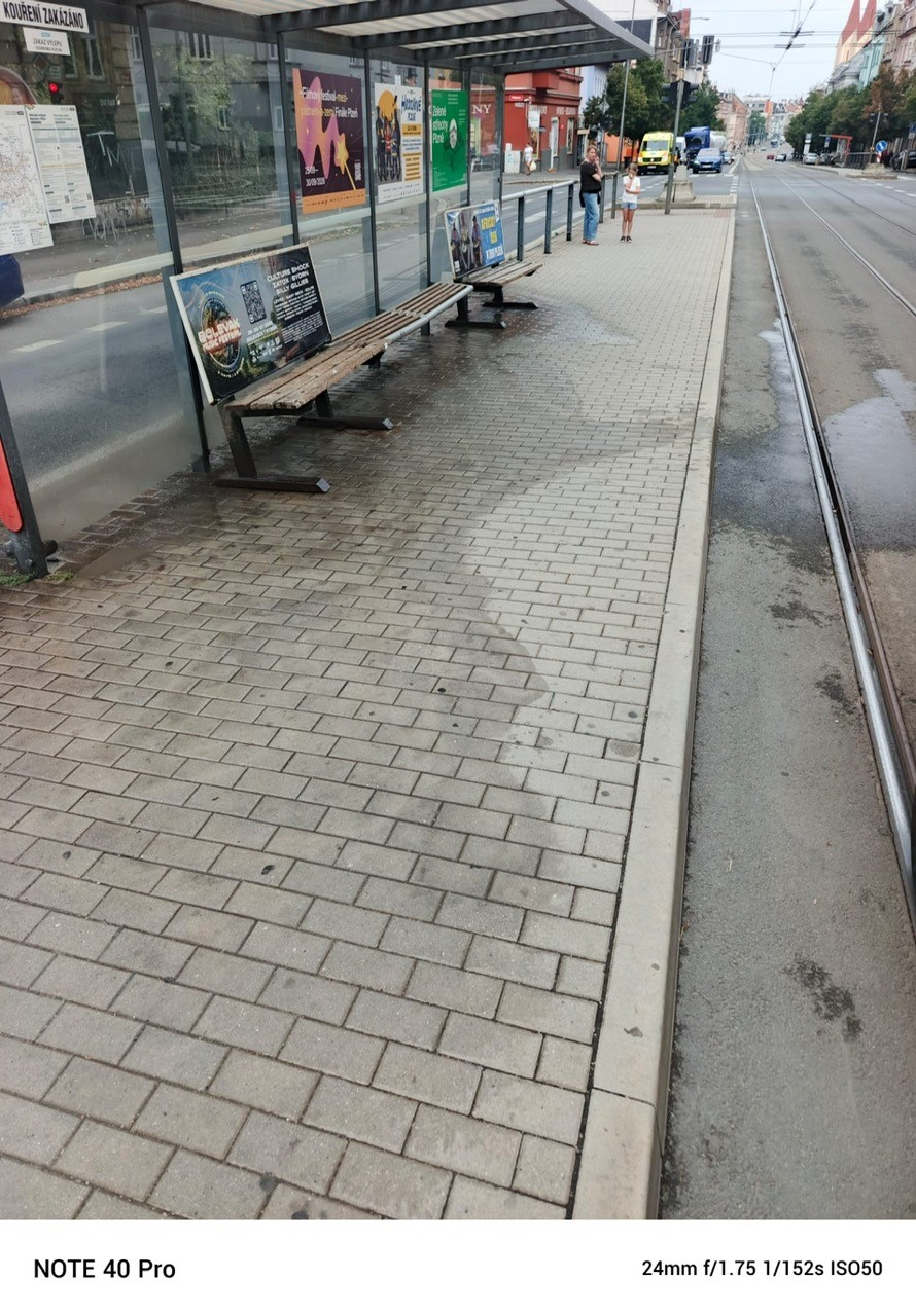 Znečištěná zastávka