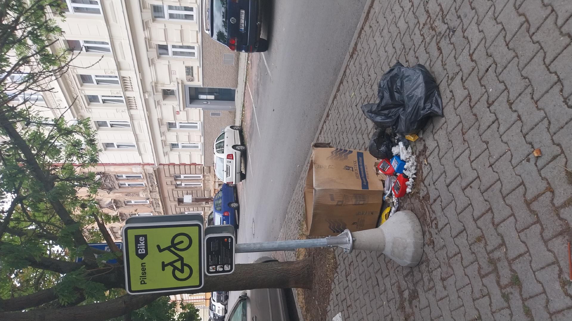odpad na ulici