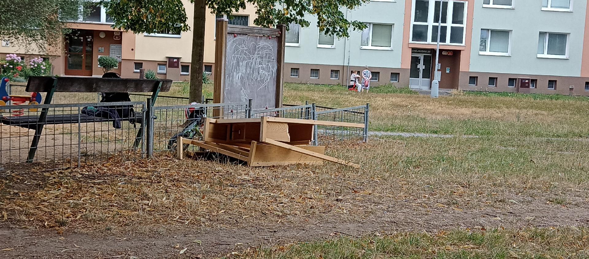 Odpad u dětského hřiště 