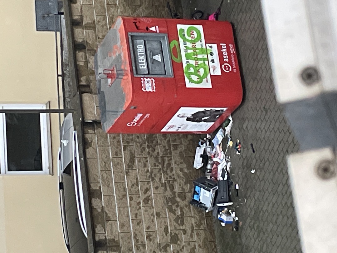 nepořádek u popelnic 