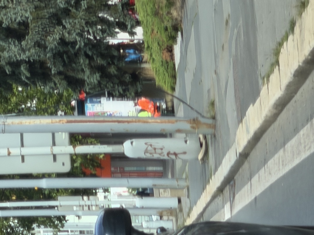 volně koukajici kabel ze země