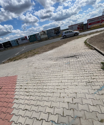 Propadlá dlažba