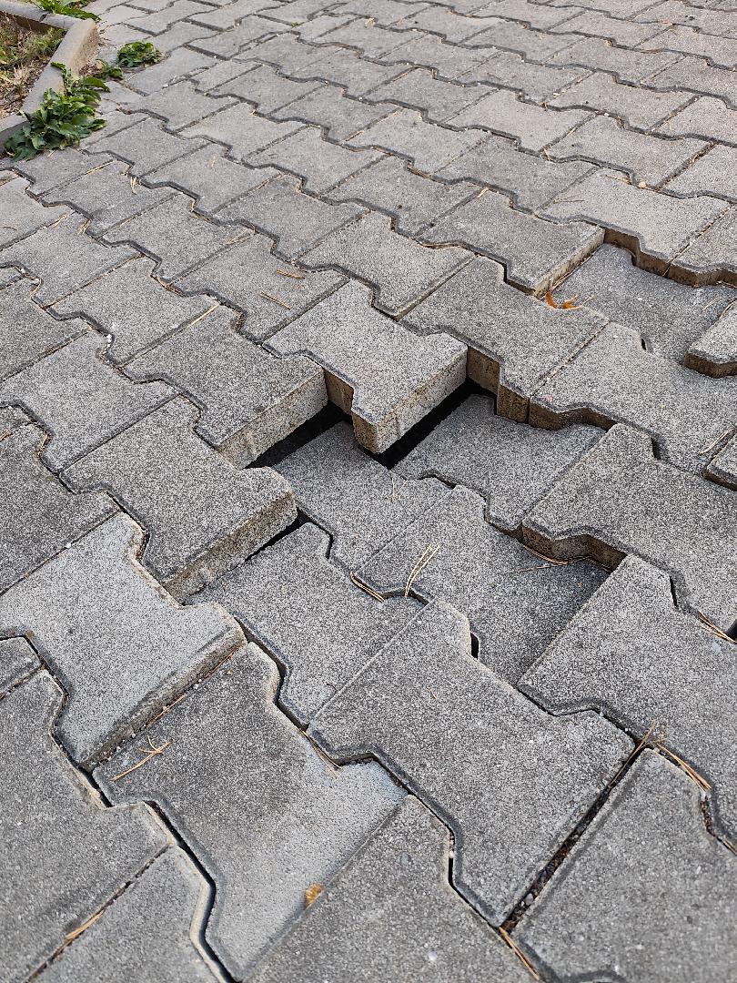 Propadlý chodník