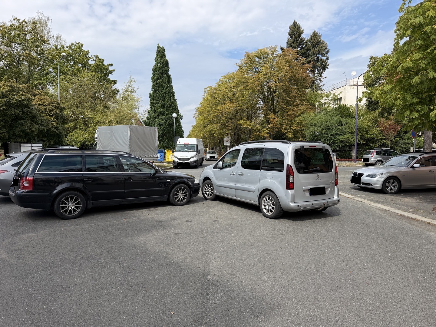 Auto blokuje provoz