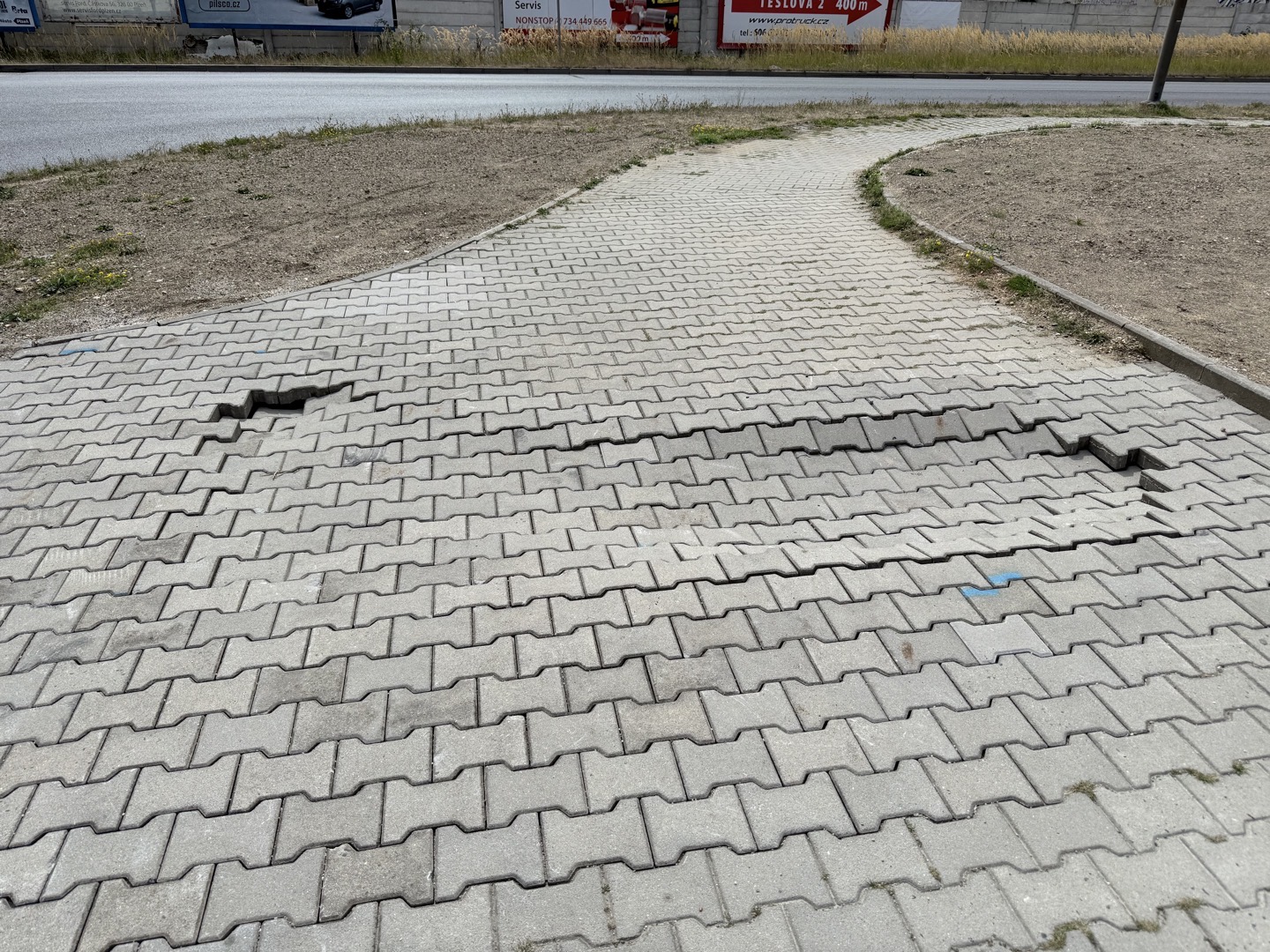 propadlý chodník 