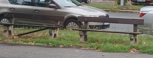 Rozbitá lavička
