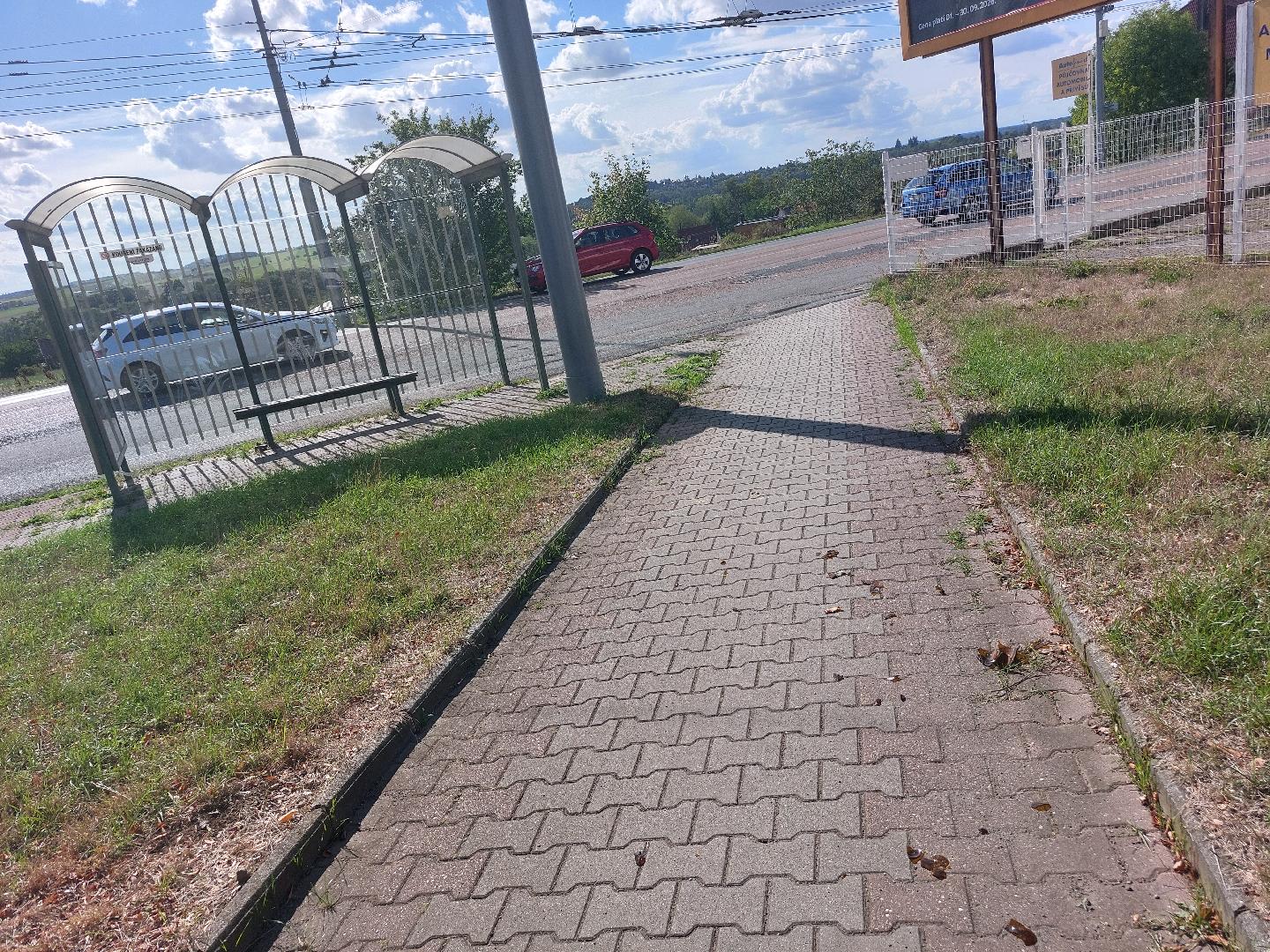 Střepy na chodníku