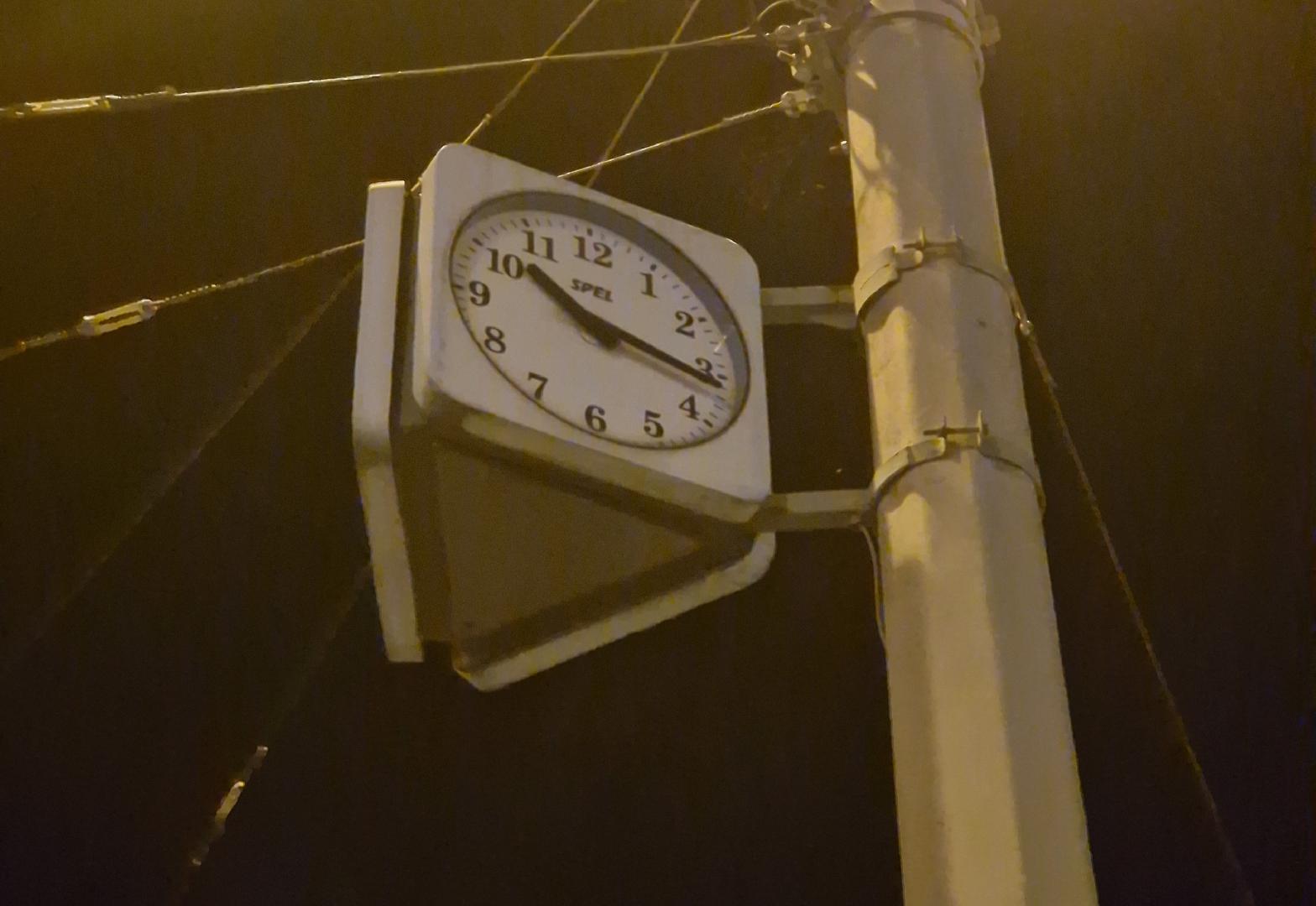 noční osvětlení hodin 