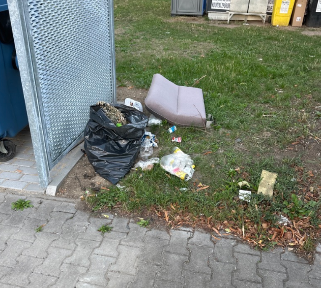 Odpad na trávníku