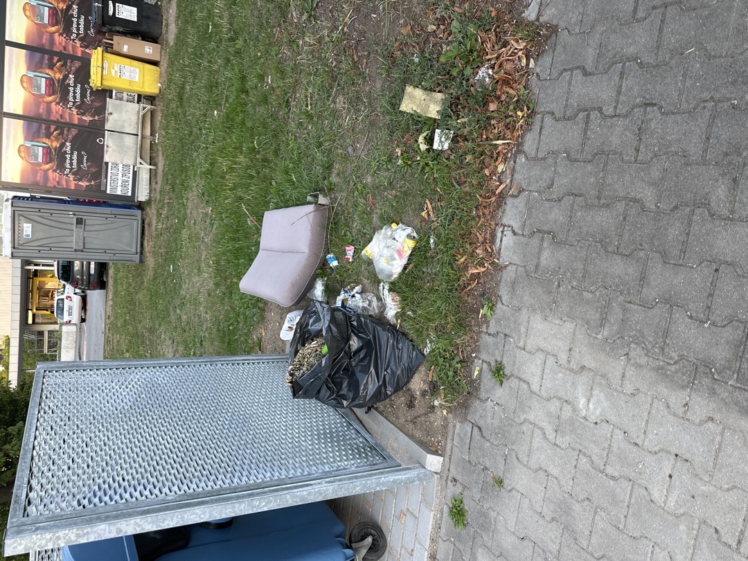 Odpad na trávníku 
