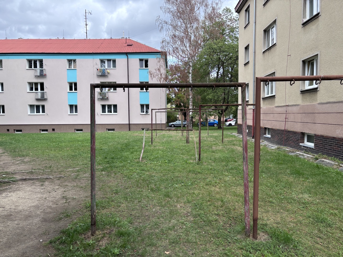 Porušená kovová tyč na prádlo