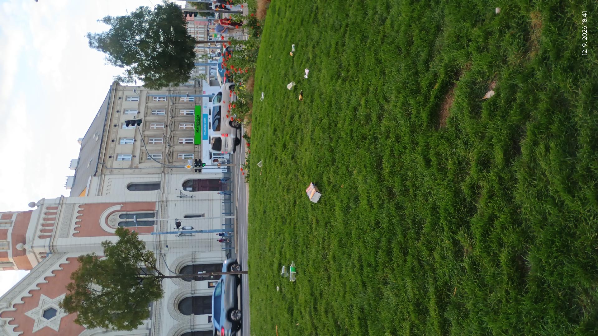 Nepořádek u divadelní zahrádky