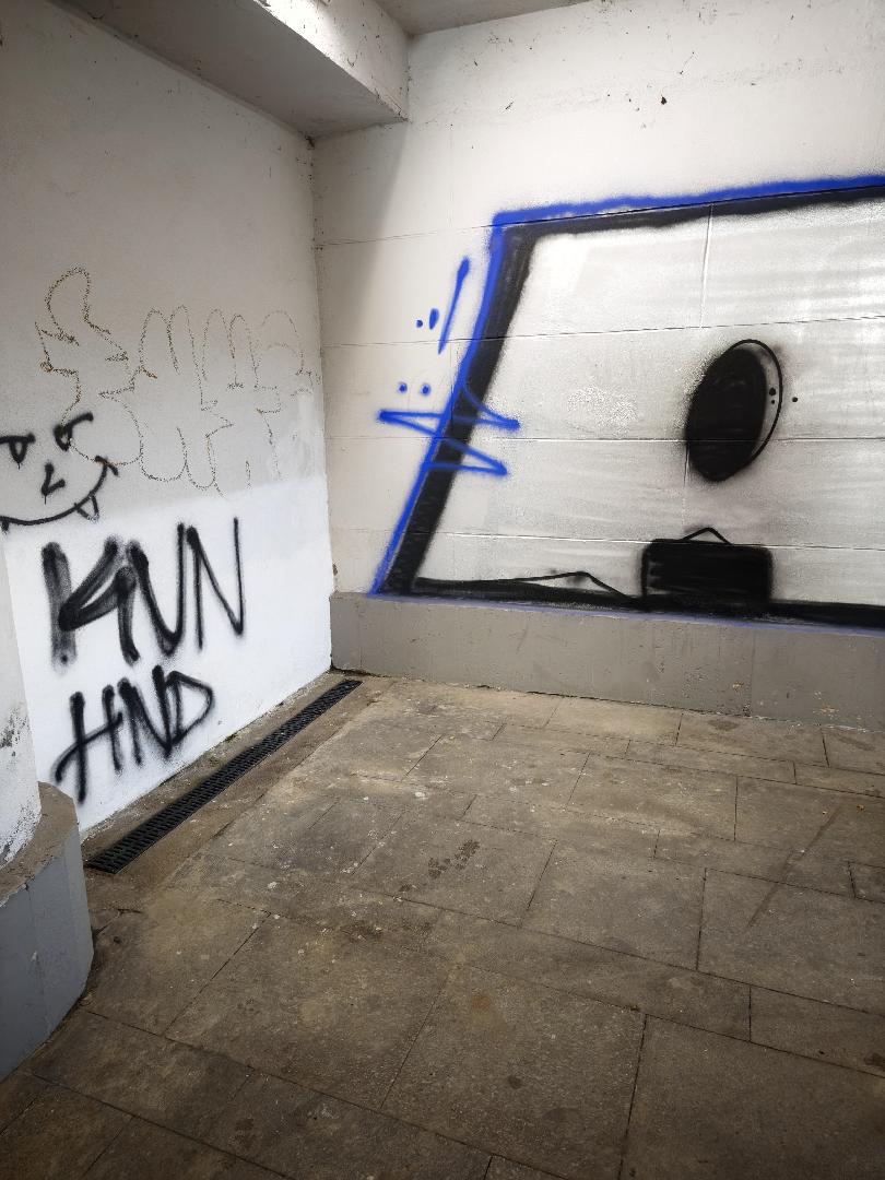 Špína a smrad v podchodu
