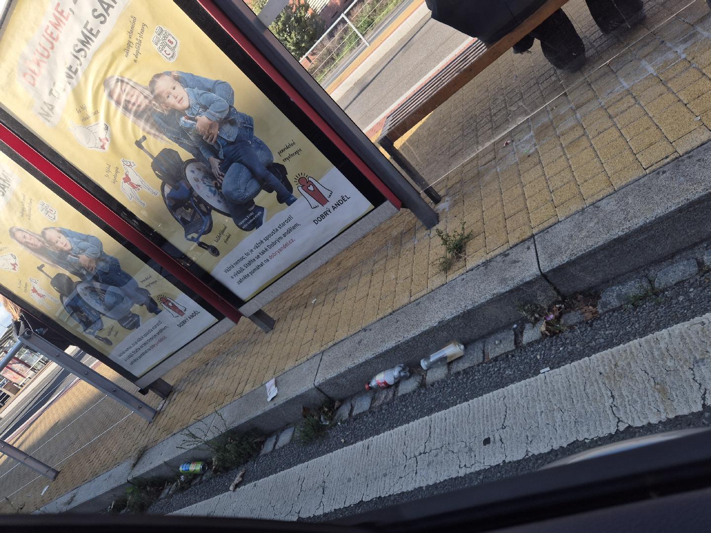 Skladka odpadu u zastavky
