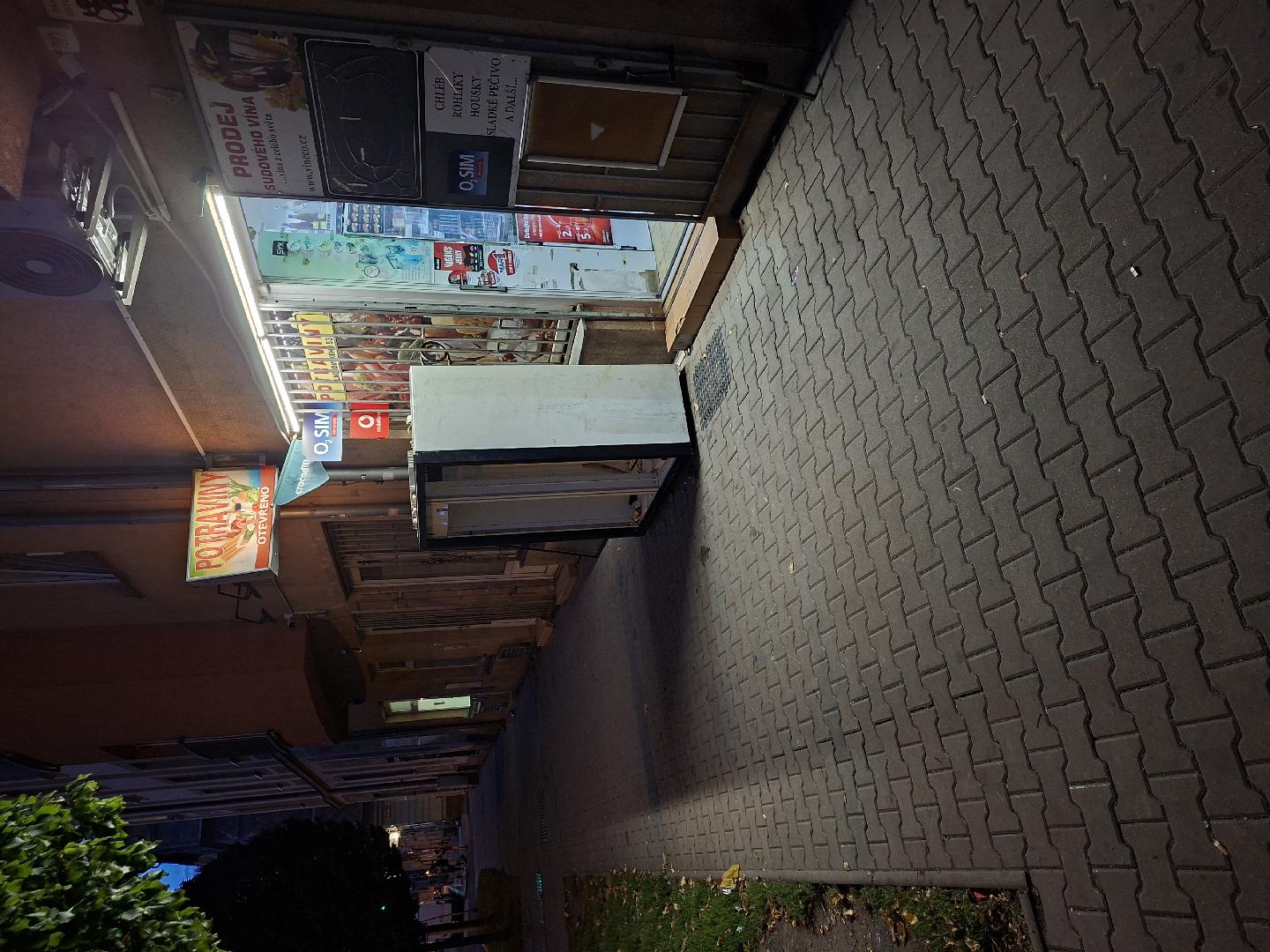 cerna skladka lednice