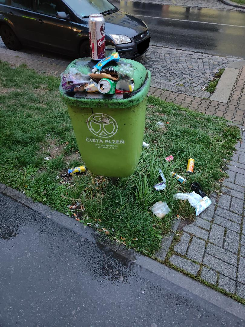 přeplněný koš