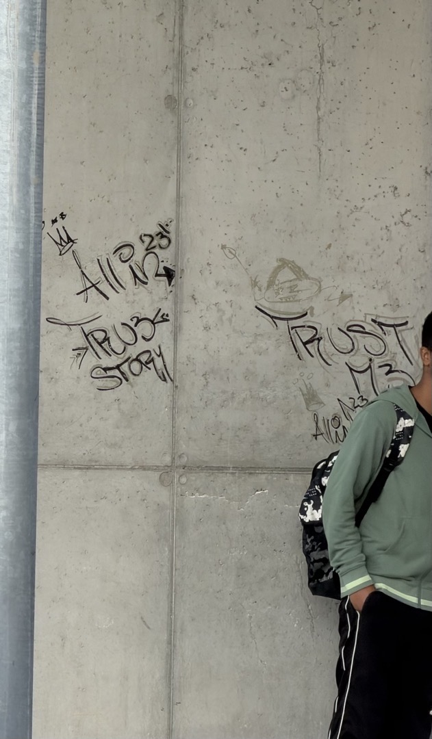 Grafity na budově