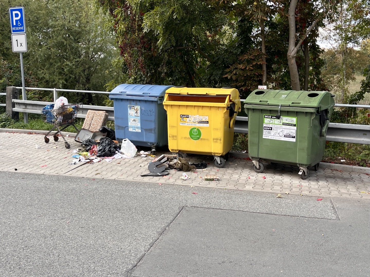 Neporadek kolem popelnic