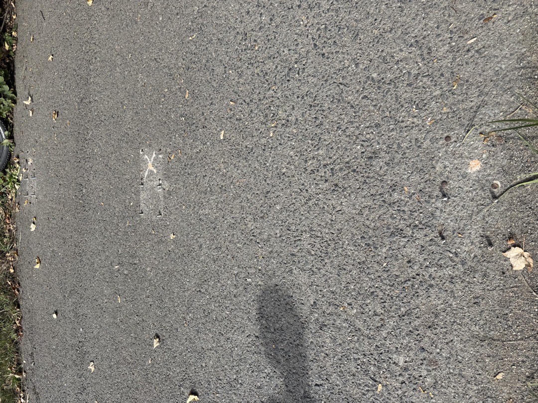 Šrouby čouhající z asfaltu