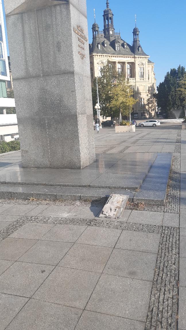 Odpadlá žul. deska