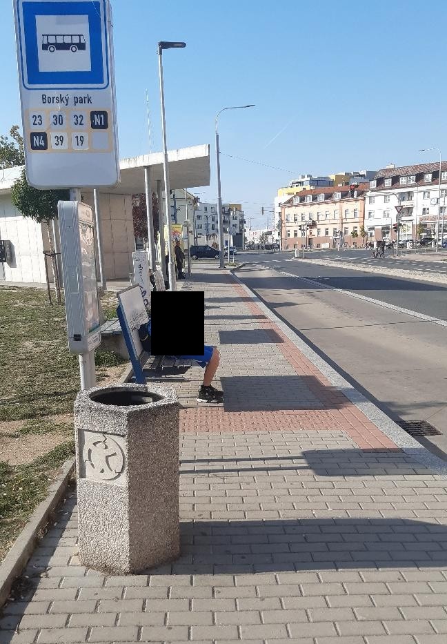 Lavičky z chodníku