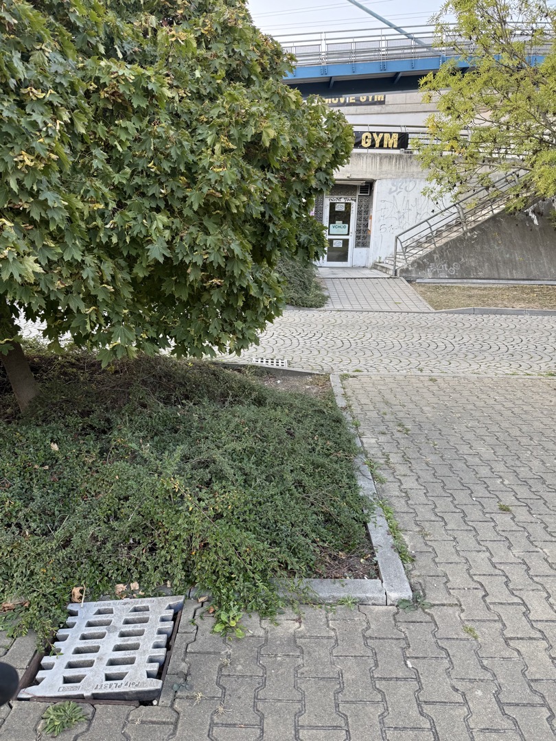 Nesedící poklop na kanalizaci