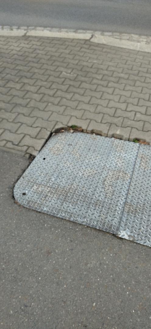 Propadlý poklop