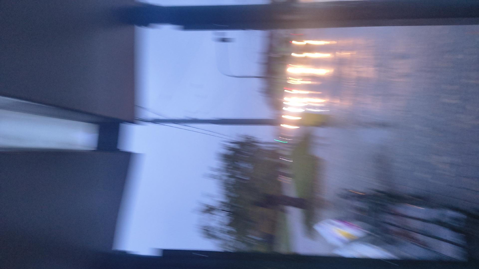 Rozbitá střecha přístřešku MHD