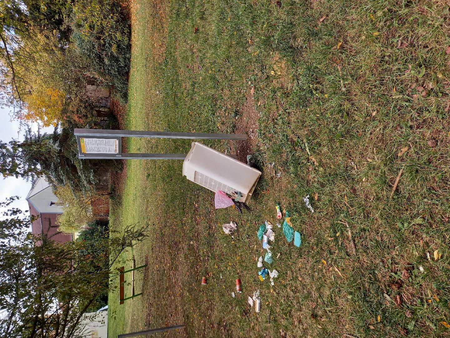 Nepořádek u dětského hřiště