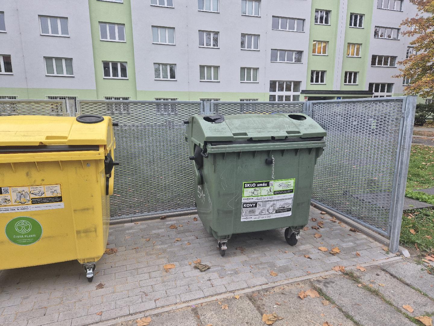 Urvaný řetez na kontejneru